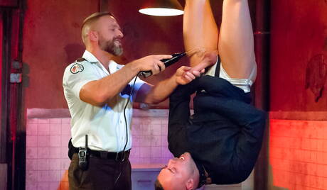 Les mecs américains chauds Dirk Caber et la loutre Jessie Colter ont une bonne fellation