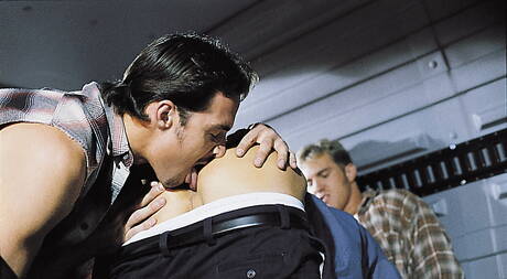 Podnieceni chłopcy Jackson Price, Caesar i Justin Dragon uprawiają miłość za pomocą fistingu