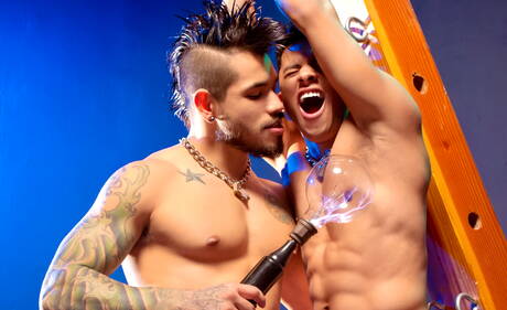 Der kolumbianische Muskelprotz Draven Torres und der amerikanische Muskelprotz Armond Rizzo haben einen guten Oralsex