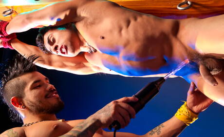 Der kolumbianische Muskelprotz Draven Torres und der amerikanische Muskelprotz Armond Rizzo haben einen guten Oralsex