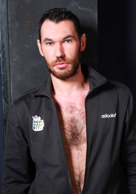 Lo stallone Lobo Bayard e il ben costruito Geoffrey Paine amano il rimming e il fisting