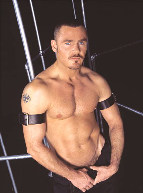 Dojrzały Lance Gear uprawiający analny BDSM fisting z młodymi chłopcami