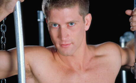 Dojrzały Lance Gear uprawiający analny BDSM fisting z młodymi chłopcami