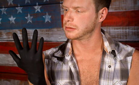 장난감으로 자위하는 미국 남성 브라이언 본즈