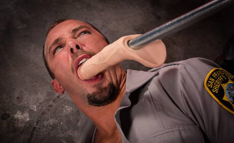 Dwóch amerykańskich facetów, przystojniak Kirk Cummings i ogier Scott Demarco masturbują się zabawką erotyczną