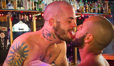 Tough guy Doc Benway and american muscular Leo Forte in hot ass bang with fisting