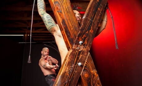 Amerikaanse gespierde Tony Buff en Colombiaanse gespierde Draven Torres in een kont-spankingscène