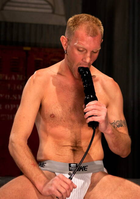 Il giovane Jaxon si masturba con un dildo