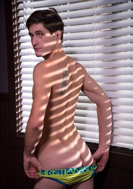 Hete Amerikaanse gasten, goed gebouwde Sergeant Miles en knappe jongen Tony Orlando zijn dol op elkaar