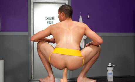 Łaciński młodzieniec Vince Cooper masturbuje się seks zabawką