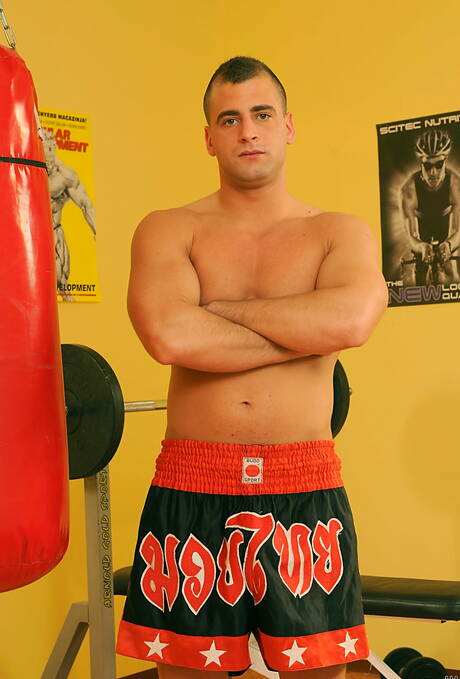 Goed gebouwde Rodrigez poseert naakt en laat haar mooie kont zien