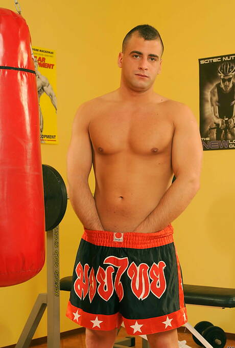 Goed gebouwde Rodrigez poseert naakt en laat haar mooie kont zien