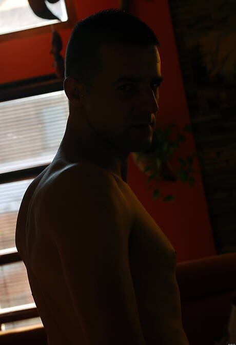 帥哥瓊斯裸體擺造型，展現性感臀部