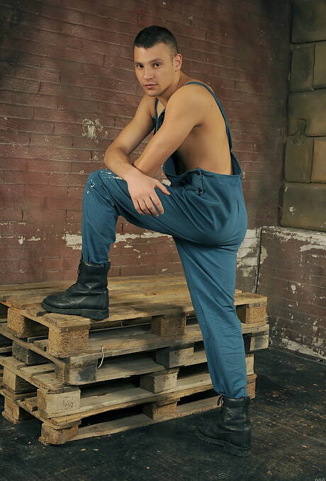 匈牙利帥哥詹姆斯瓊斯脫衣服露出臀部