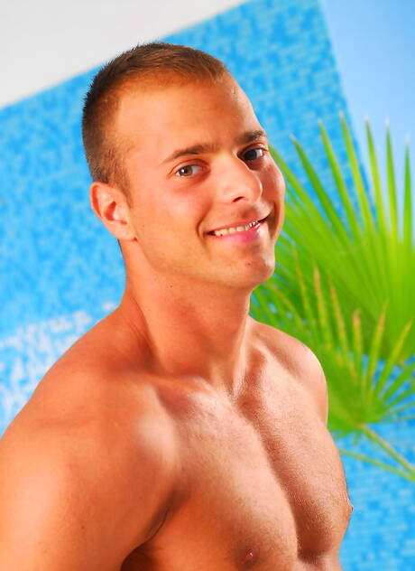 Jimmy Visconti, un husky hongrois, pose nu et montre ses fesses chaudes dans le bain