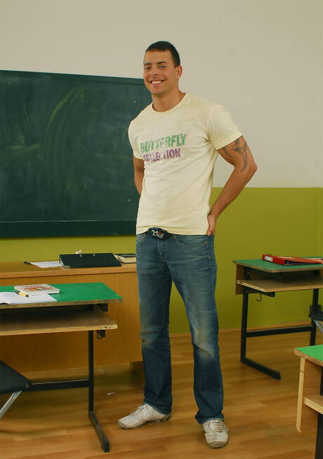 匈牙利健美男模Joey Visconti裸體擺造型，秀出性感翹臀