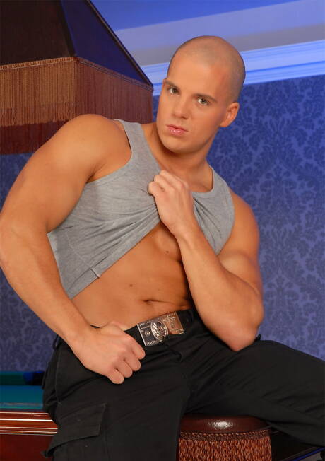 公牛彼得影子脫衣服並露出屁股