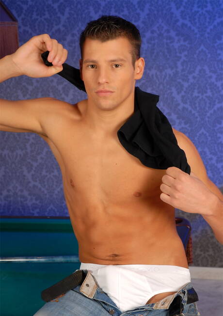 匈牙利硬漢詹姆斯瓊斯脫衣服露出屁股