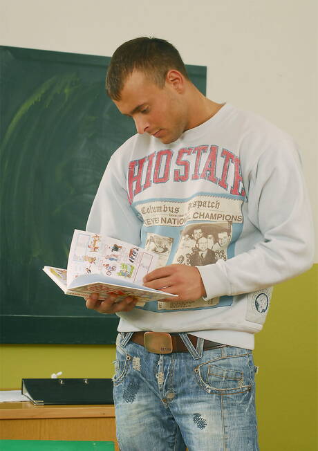 Il fusto ungherese Jason Visconti si spoglia e mostra il suo culo