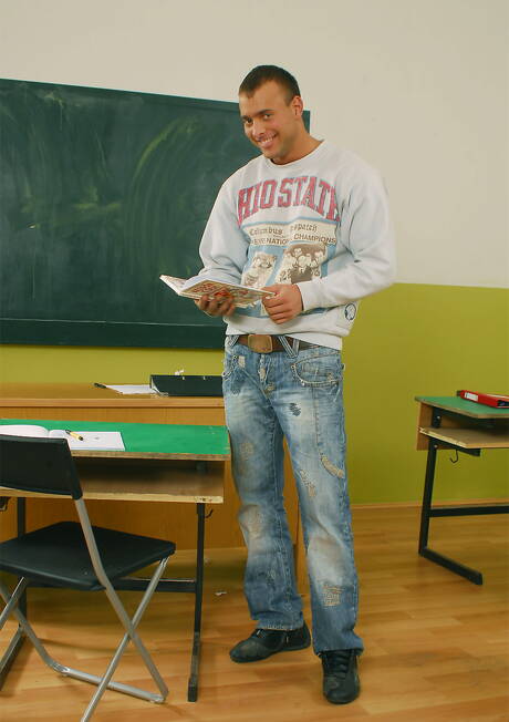 Visconti Triplets: Hungarian hunk Jason Visconti get naked and showing his ass