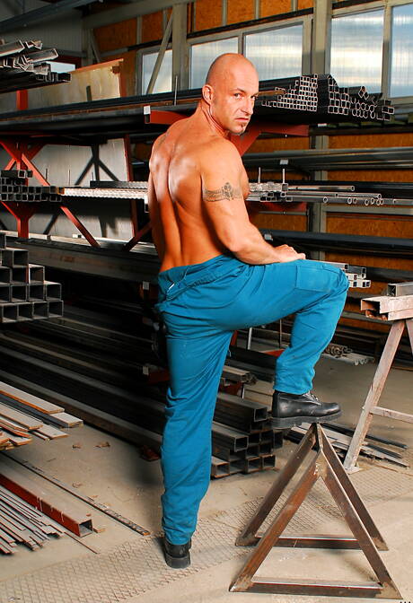 強壯的公牛西蒙脫衣服並露出熱屁股