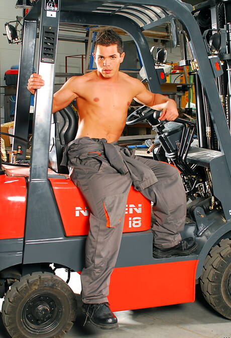 超級帥哥大衛凱恩裸體擺造型，展現性感臀部