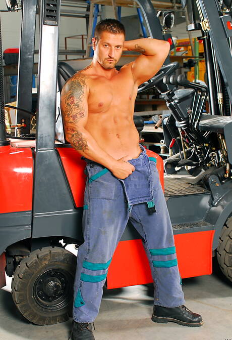 Kulturysta Claudio Antonelli pozuje nago i pokazuje jędrny tyłek