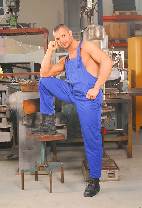 Il toro forte Sergio Soldi si spoglia e mostra il suo sedere caldo