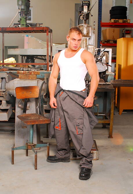 Le taureau Enrico Belaggio se déshabille et montre son cul serré