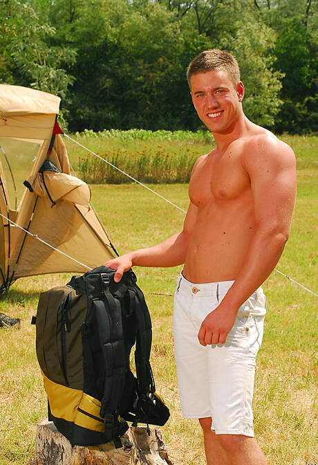 Jeffry Branson, bien bâti, se déshabille et montre ses fesses en extérieur