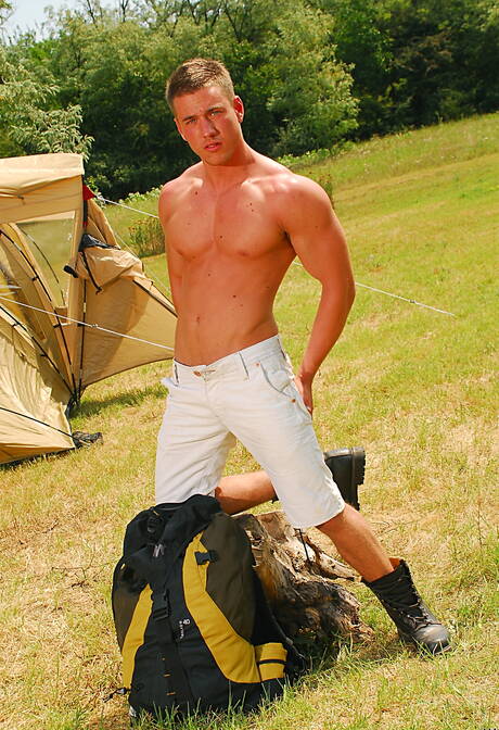 Jeffry Branson, bien bâti, se déshabille et montre ses fesses en extérieur