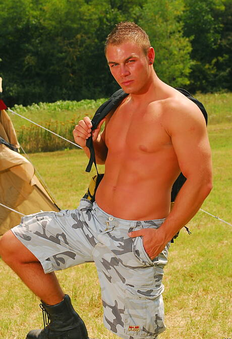 強壯的公牛Enrico Belaggio在戶外脫衣服並露出漂亮的屁股