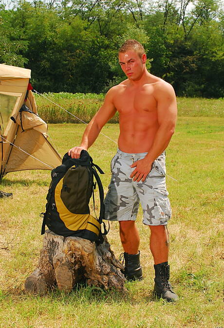 強壯的公牛Enrico Belaggio在戶外脫衣服並露出漂亮的屁股