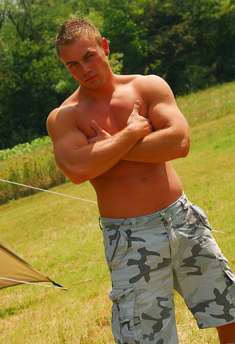 強壯的公牛Enrico Belaggio在戶外脫衣服並露出漂亮的屁股