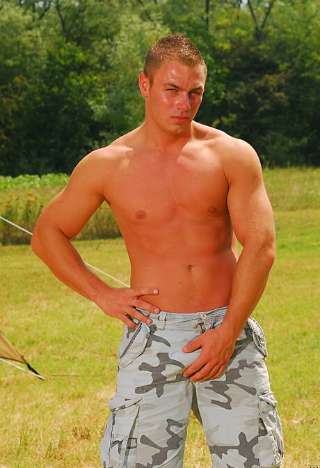 強壯的公牛Enrico Belaggio在戶外脫衣服並露出漂亮的屁股