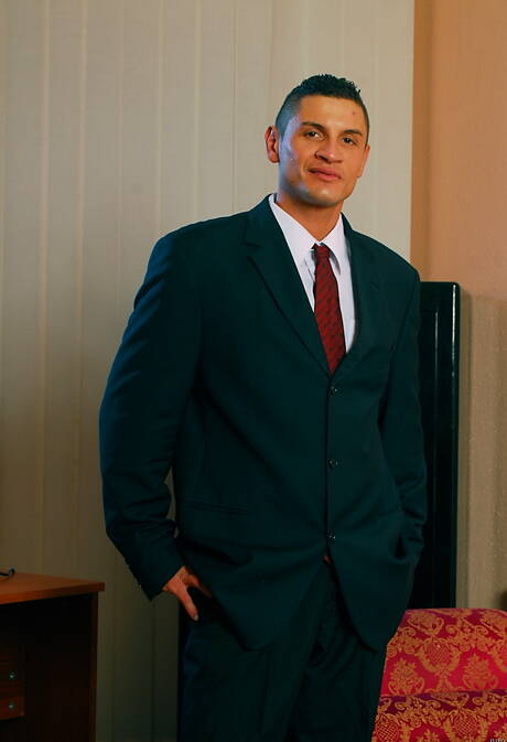 Der starke Bulle Jose Ganetti posiert nackt und zeigt einen schönen Hintern