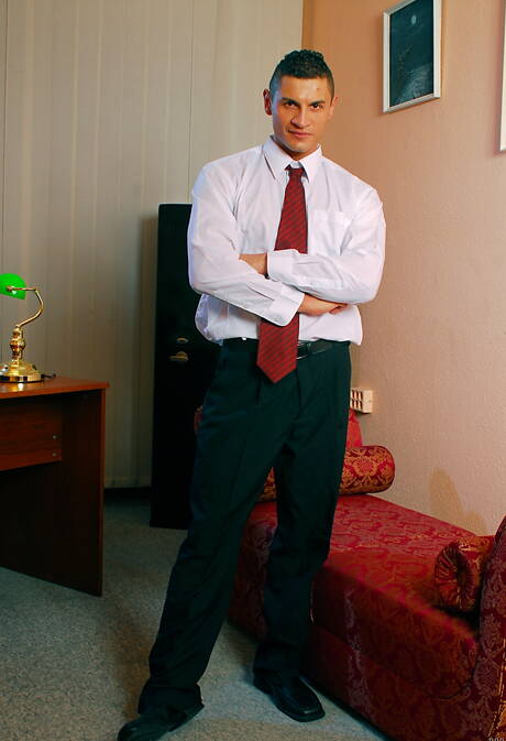 Der starke Bulle Jose Ganetti posiert nackt und zeigt einen schönen Hintern