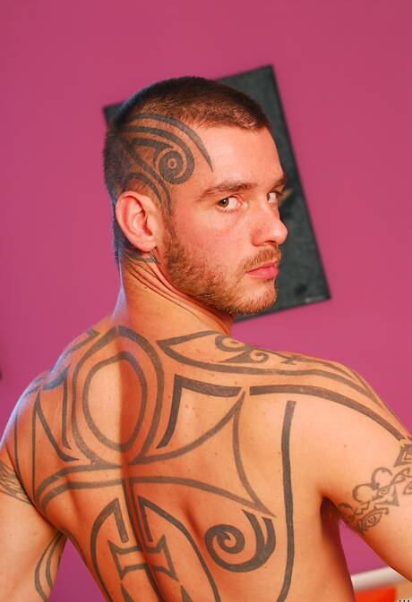 Muscular Logan Mcgree posing nude and showing tight ass