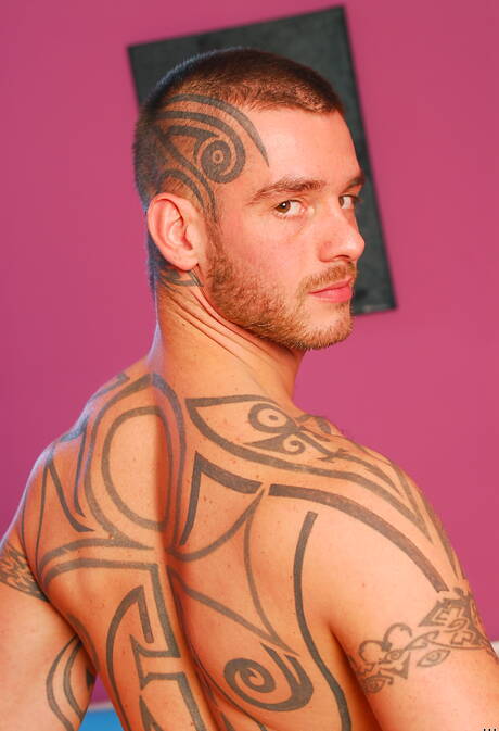 Muskularny Logan Mcgree pozuje nago i pokazuje ciasny tyłek