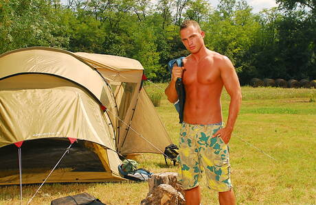 Stier Giuseppe Pardi kleedt zich uit en laat zijn kont zien onder de douche