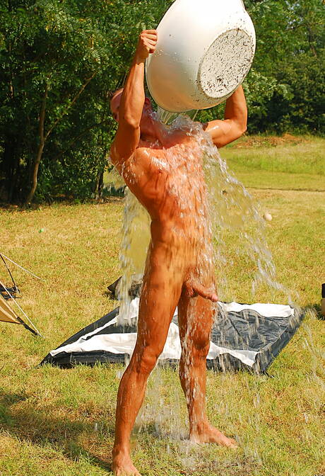 Stier Giuseppe Pardi kleedt zich uit en laat zijn kont zien onder de douche