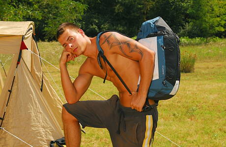 匈牙利超級帥哥喬伊·維斯康蒂在戶外脫衣服並露出臀部