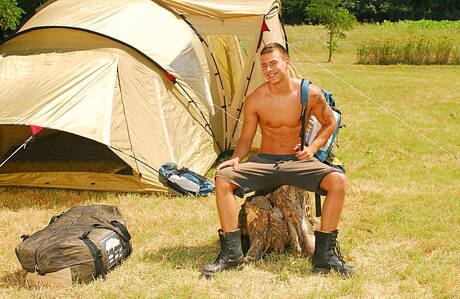 El supersemental húngaro Joey Visconti se desnuda y muestra su trasero al aire libre