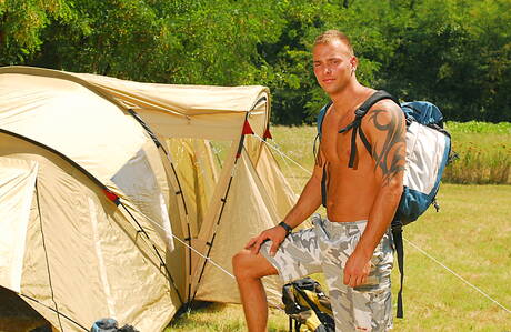 Węgierski superogier Jimmy Visconti pozuje nago i pokazuje ładny tyłek na zewnątrz