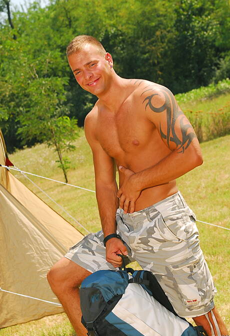 Węgierski superogier Jimmy Visconti pozuje nago i pokazuje ładny tyłek na zewnątrz