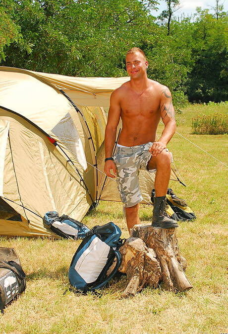 Węgierski superogier Jimmy Visconti pozuje nago i pokazuje ładny tyłek na zewnątrz