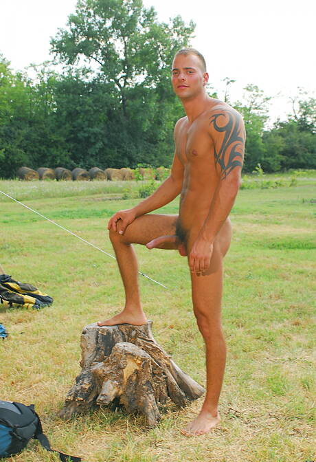 Węgierski superogier Jimmy Visconti pozuje nago i pokazuje ładny tyłek na zewnątrz