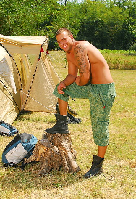 匈牙利大力士傑森·維斯康蒂在戶外裸體秀出性感臀部