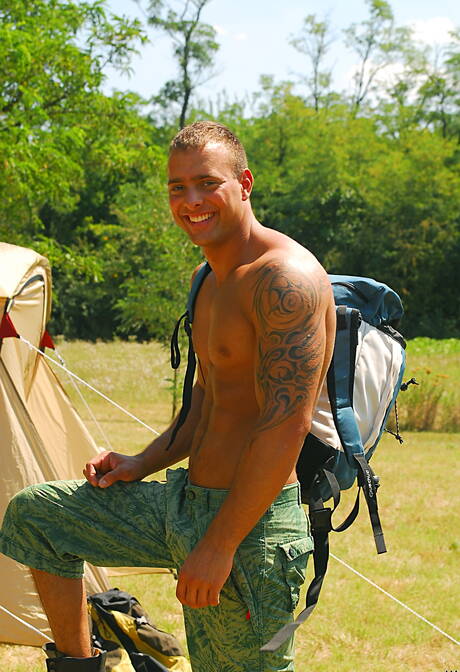 匈牙利大力士傑森·維斯康蒂在戶外裸體秀出性感臀部