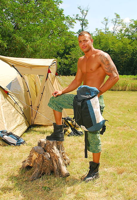 匈牙利大力士傑森·維斯康蒂在戶外裸體秀出性感臀部